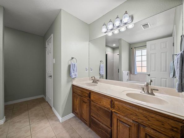 618  Dorchester Lane , Mansfield Texas 76063