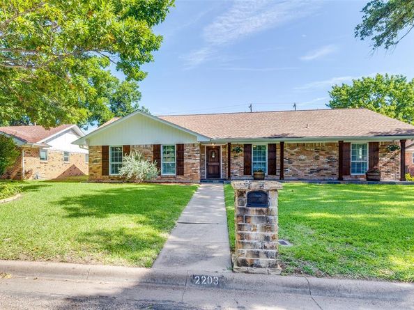 2203  Briarwood Boulevard , Arlington Texas 76013
