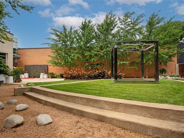 3004  Main Street , Dallas Texas 75226
