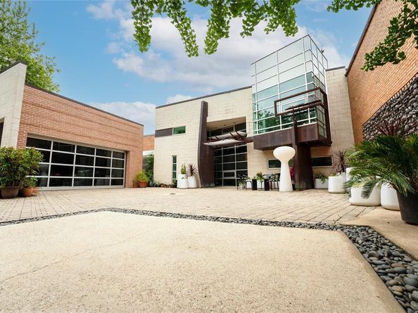 3004  Main Street , Dallas Texas 75226