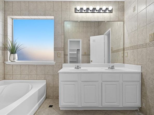 529  Roundrock Lane , Fort Worth Texas 76140