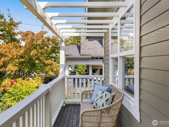 3222 39th Avenue SW, Seattle WA 98116