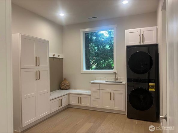 955 103rd Avenue SE, Bellevue WA 98004