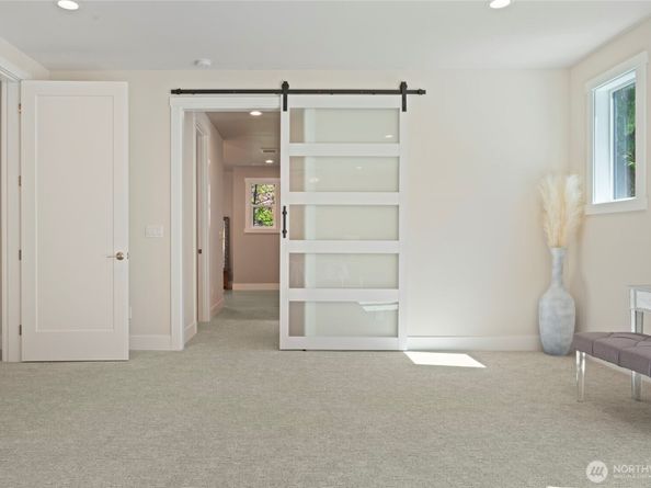 955 103rd Avenue SE, Bellevue WA 98004