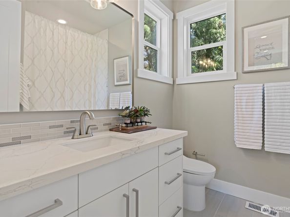 955 103rd Avenue SE, Bellevue WA 98004