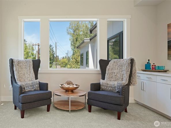 955 103rd Avenue SE, Bellevue WA 98004