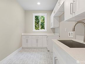 955 103rd Avenue SE, Bellevue WA 98004