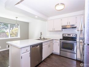 4231 NE 5th Street C102, Renton WA 98059