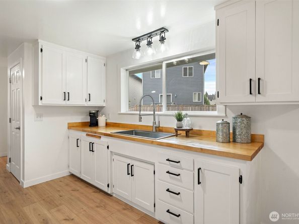 8 157th Place SE, Bothell WA 98012