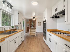 8 157th Place SE, Bothell WA 98012