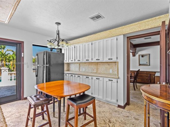 800 Diplomat Pkwy, Hallandale Beach FL 33009