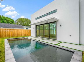 326 NW 40th St, Miami FL 33127