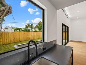 326 NW 40th St, Miami FL 33127