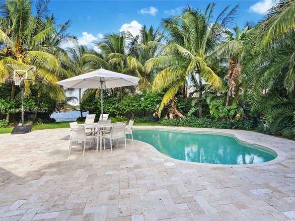 20701 NE 21st Ct, Miami FL 33179