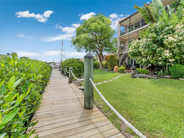 6100 Paradise Point Dr 6100, Palmetto Bay FL 33157