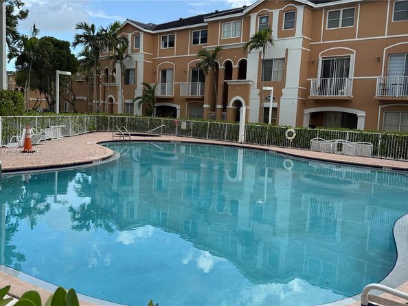 17720 NW 73rd Ave 105, Hialeah FL 33015