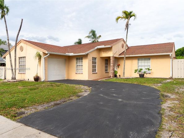 550 Auburn Way, Davie FL 33325