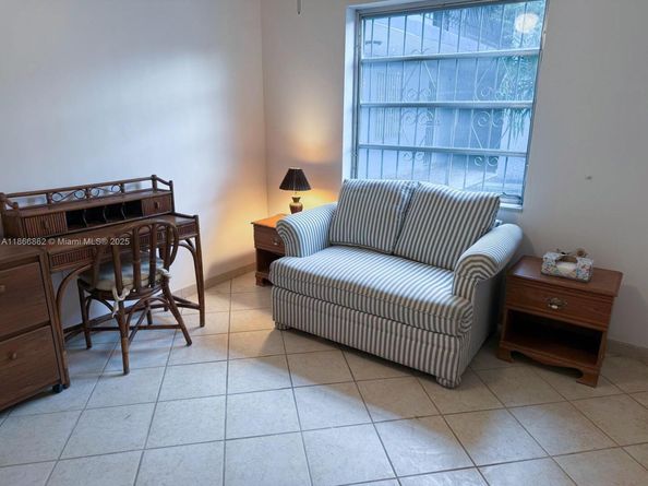 160 SW 30th Ave 109A, Miami FL 33135