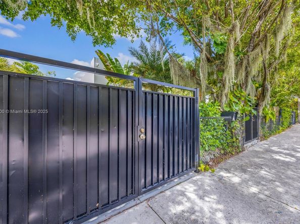 120 NW 49th St, Miami FL 33127