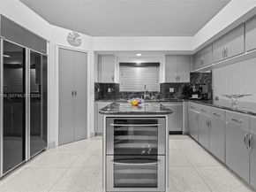 392 Coconut Cir, Weston FL 33326