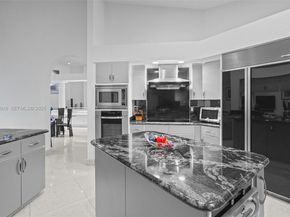 392 Coconut Cir, Weston FL 33326