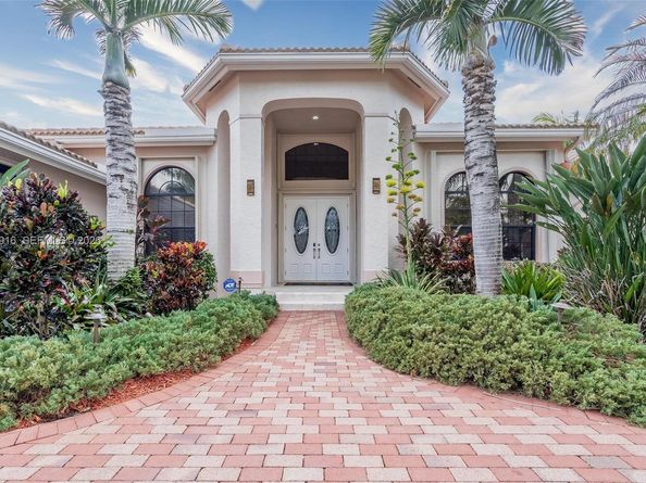 392 Coconut Cir, Weston FL 33326