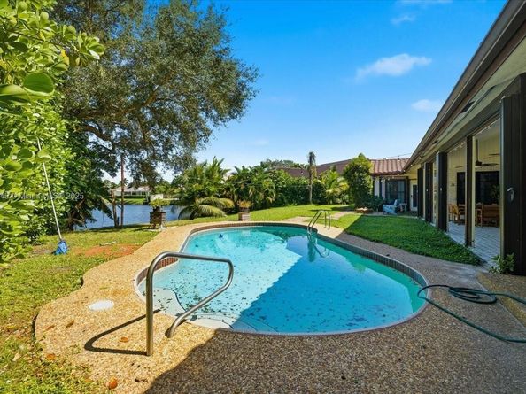 9431 Sea Turtle Ln, Plantation FL 33324