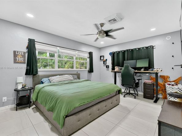 801 Holly Ln, Plantation FL 33317