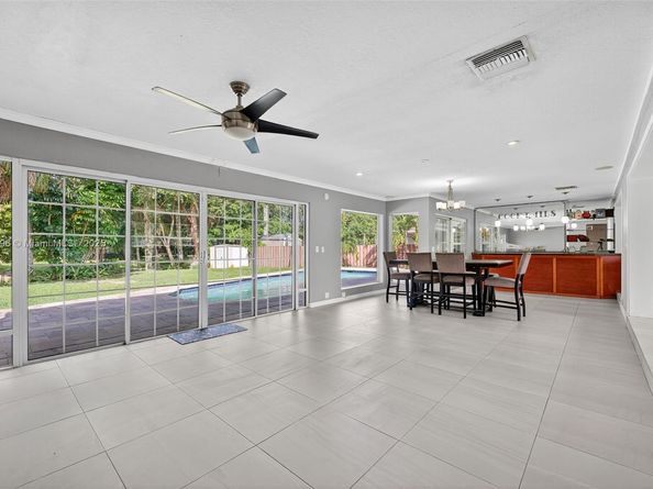 801 Holly Ln, Plantation FL 33317