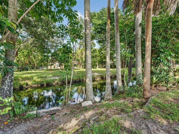 801 Holly Ln, Plantation FL 33317