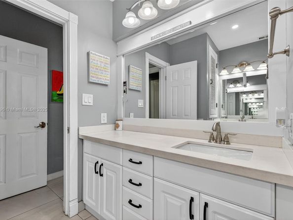 801 Holly Ln, Plantation FL 33317