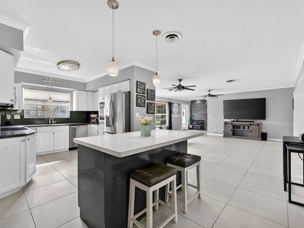 801 Holly Ln, Plantation FL 33317