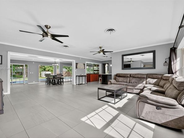 801 Holly Ln, Plantation FL 33317