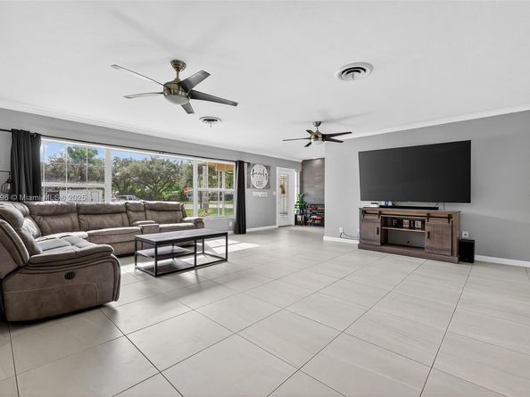 801 Holly Ln, Plantation FL 33317