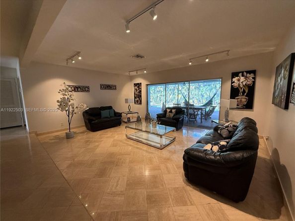 7441 SW 19th St, Plantation FL 33317