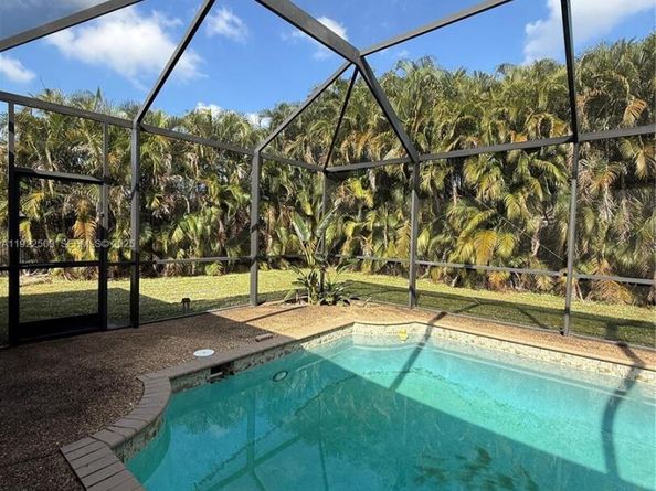 7441 SW 19th St, Plantation FL 33317