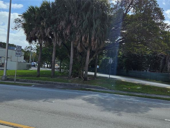 11809 NE 1st Ave, Miami FL 33161