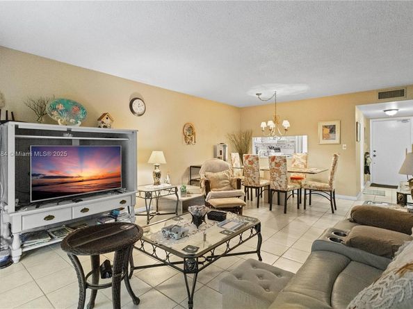 4800 Hillcrest Ln 101, Hollywood FL 33021