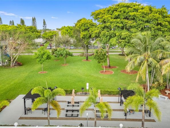 4800 Hillcrest Ln 101, Hollywood FL 33021