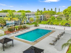 4800 Hillcrest Ln 101, Hollywood FL 33021
