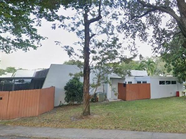 18915 W Lake Dr, Hialeah FL 33015