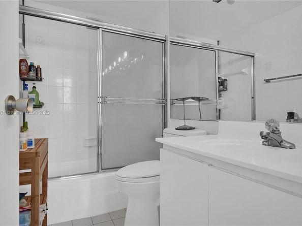 905 Brickell Bay Dr 1121, Miami FL 33131