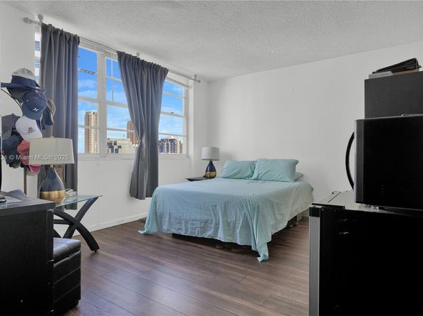 905 Brickell Bay Dr 1121, Miami FL 33131