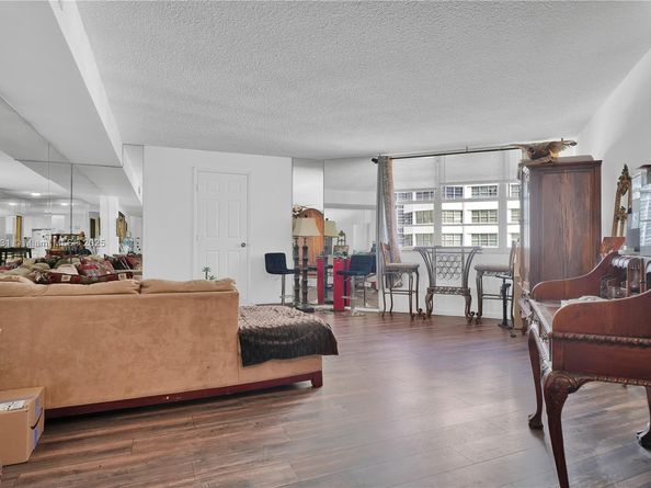 905 Brickell Bay Dr 1121, Miami FL 33131