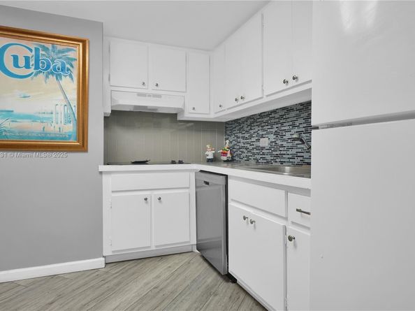 905 Brickell Bay Dr 1121, Miami FL 33131