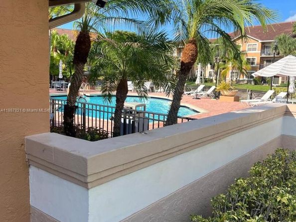 8821 Wiles Rd 306, Coral Springs FL 33067