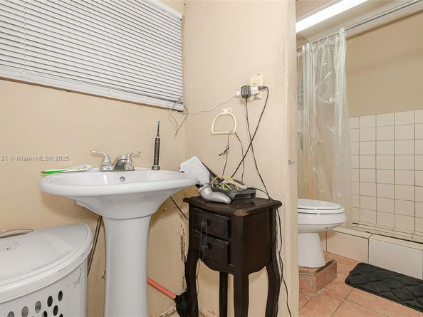 4118 E 10th Ct, Hialeah FL 33013