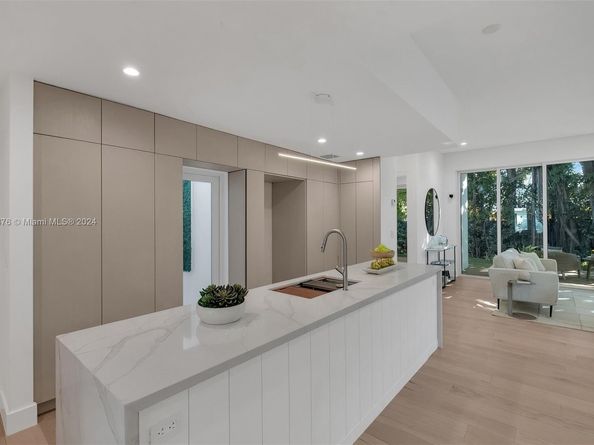 354 NW 43rd St, Miami FL 33127