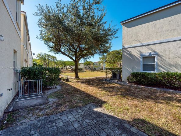 961 SW 15th St, Deerfield Beach FL 33441