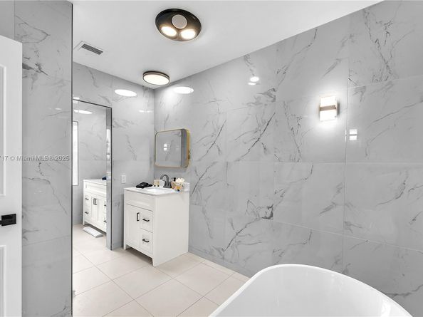 4440 NE 23rd Ave, Lighthouse Point FL 33064